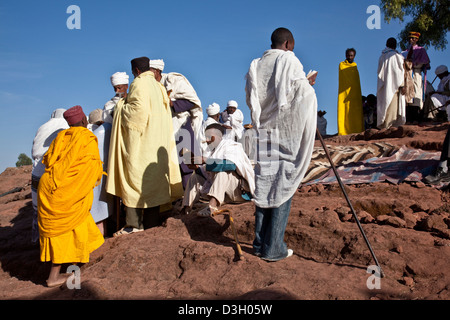Pellegrini cristiani che frequentano una chiesa all'aperto, Servizio Lalibela, Etiopia Foto Stock