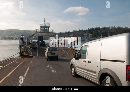 Furgoni guida su a Dartmouth superiore prendendo il traghetto veicoli da Kingswear Foto Stock