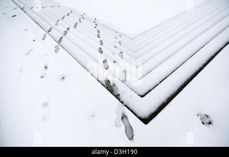 Le impronte sono illustrati nella neve sulle rive del fiume Sprea a Berlino, Germania, 19 febbraio 2013. Fino a dieci centimetri di neve fresca sta causando problemi di traffico nella capitale tedesca. Foto: Kay Nietfeld Foto Stock