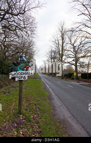 Woodhall Spa Village Lincolnshire UK Inghilterra cartello in legno Foto Stock