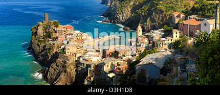 Foto di colorati housesthe pesca pesca porto di Vernazza all'alba, e il Parco Nazionale delle Cinque Terre, Riviera Ligure, Italia. Foto Stock
