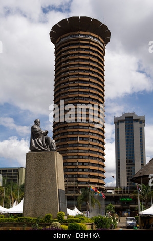 Statua di Jomo Kenyatta nella parte anteriore del Centro Internazionale Congressi Kenyatta, Nairobi, Kenia Foto Stock