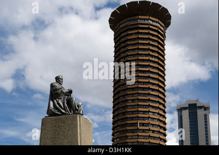 Statua di Jomo Kenyatta nella parte anteriore del Centro Internazionale Congressi Kenyatta, Nairobi, Kenia Foto Stock