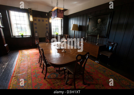 La sala da pranzo con pannelli di legno chiaro a Hill House di Charles Rennie Mackintosh in Helensburgh, Scozia vicino a Glasgow Foto Stock