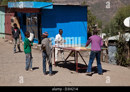 I bambini giocando a ping-pong in strada, Lalibela, Etiopia Foto Stock
