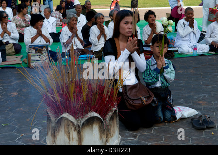 Cambogiano di madre e figlio nei pressi di incenso incensiere piangono la perdita del Re Norodom Sihanouk nella Royal Palace Park, Phnom Penh Cambogia. © Kraig Lieb Foto Stock