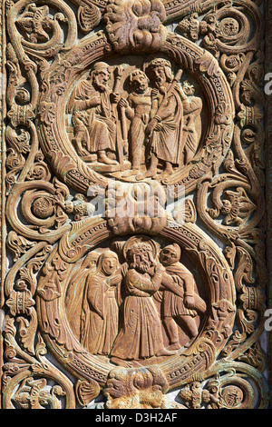 Bassorilievo della crocifissione di Cristo dalla porte gotiche della Cattedrale Basilica di Saint Denis Parigi Francia Foto Stock