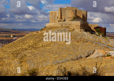 Mulini a vento e il Castello dei Cavalieri di San Giovanni di Gerusalemme, Consuegra, provincia di Toledo, itinerario di Don Chisciotte, Castilla-La Manch Foto Stock