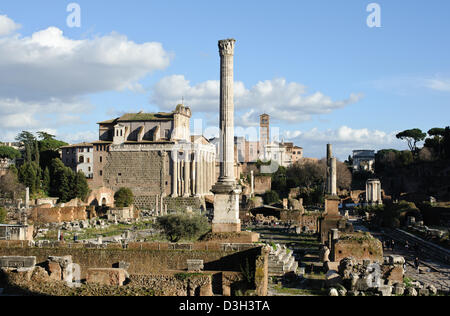 Una vista panoramica dei resti del Foro Romano nella città di Roma in Italia. Foto Stock