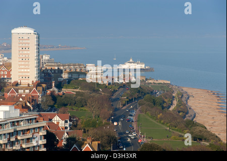 La località costiera inglese di Eastbourne, come si vede dal South Downs National Park, East Sussex, Inghilterra, Regno Unito. Foto Stock