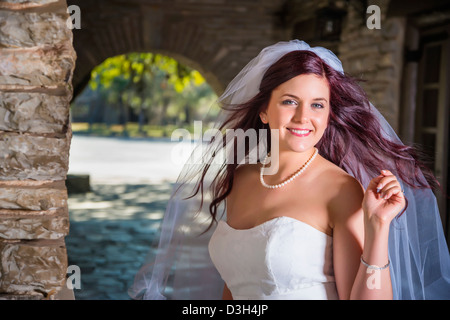 Giorno di nozze - sposa di volo con i capelli e il velo a storico sito di ricerca Foto Stock