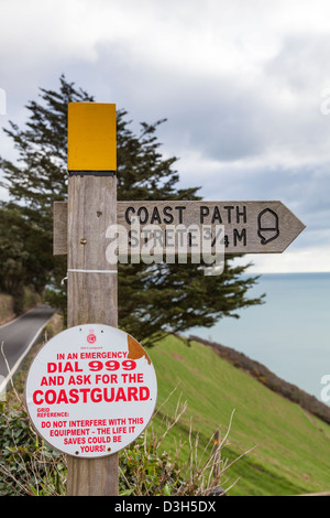 Regia di orientamento per gli escursionisti lungo il sud ovest sentiero costiero di Strete, Devon, con un ulteriore segno per la guardia costiera. Foto Stock