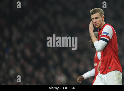 Londra, Regno Unito. Il 19 febbraio 2013. Arsenal Per Mertesacker reagisce durante la Champions League round di 16 prima gamba partita di calcio tra l'Arsenal FC e FC Bayern Monaco di Baviera all'Emirates Stadium di Londra, Inghilterra, 19 febbraio 2013. Foto: Andreas Gebert/dpa /Alamy Live News Foto Stock