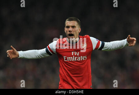 Londra, Regno Unito. Il 19 febbraio 2013. Arsenale di Lukas Podolski gesti durante la Champions League round di 16 prima gamba partita di calcio tra l'Arsenal FC e FC Bayern Monaco di Baviera all'Emirates Stadium di Londra, Inghilterra, 19 febbraio 2013. Foto: Andreas Gebert/dpa /Alamy Live News Foto Stock