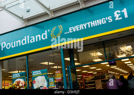 Sign on Poundland shop. Foto Stock