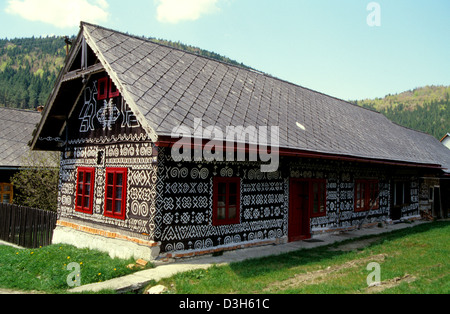 Decorate tradizionalmente cottage di legno in Cicmany, Slovacchia. Foto Stock