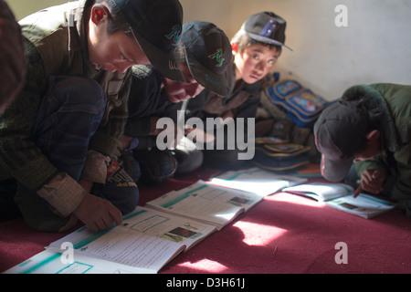 Gli studenti del Kirghizistan a studiare in un Asia Centrale Inst scuola finanziati in Bozai Gumbaz, nel Wakhan, Afghanistan. Foto Stock