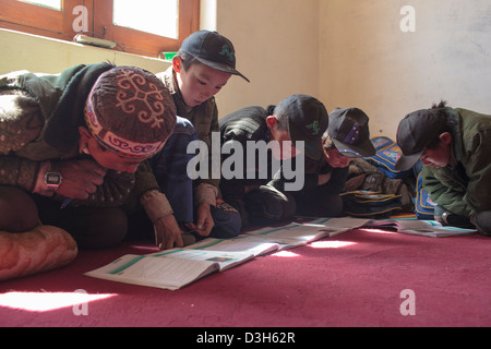 Gli studenti del Kirghizistan a studiare in un Asia Centrale Inst scuola finanziati in Bozai Gumbaz, nel Wakhan, Afghanistan. Foto Stock