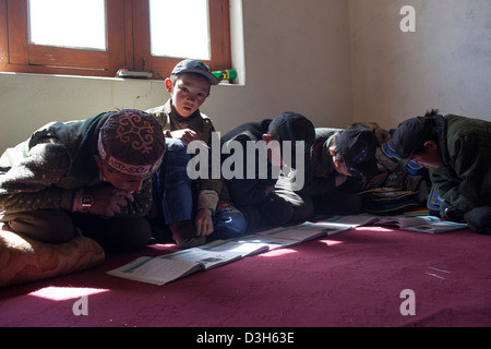 Gli studenti del Kirghizistan a studiare in un Asia Centrale Inst scuola finanziati in Bozai Gumbaz, nel Wakhan, Afghanistan. Foto Stock