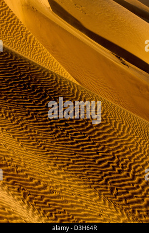 A tarda notte sole risplende attraverso le dune di sabbia di Gran Canaria in Playa Del Ingles area della destinazione di vacanza isola Foto Stock