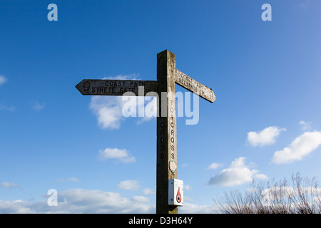 Regia di orientamento per gli escursionisti lungo il sud ovest sentiero costiero di Strete Gate e Beesands, Devon. Foto Stock