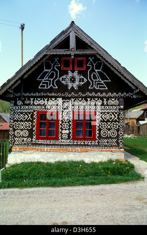 Decorate tradizionalmente cottage di legno in Cicmany, Slovacchia. Foto Stock