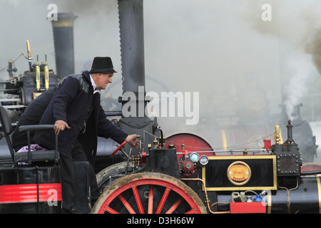 Fumo motore trazione fumo pila pile camini camino ad un rally a vapore a Innishannon, County Cork, Repubblica di Irlanda Foto Stock