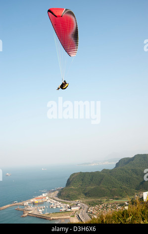 Parapendio in precedenza Taiwan settentrionale della costa del mare Foto Stock