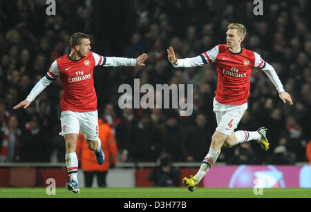 Arsenale di Lukas Podolski (L) festeggia con Per Mertesacker dopo il punteggio 1-2 durante la Champions League round di 16 prima gamba partita di calcio tra l'Arsenal FC e FC Bayern Monaco di Baviera all'Emirates Stadium di Londra, Inghilterra, 19 febbraio 2013. Foto: Andreas Gebert/dpa +++(c) dpa - Bildfunk+++ Foto Stock