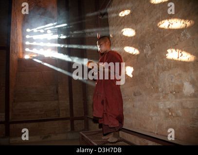 Giovane monaco lettura in una Paya Bagan (pagano), Myanmar (Birmania), Asia Foto Stock