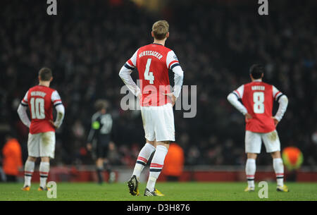 Arsenal Per Mertesacker (C) reagisce dopo la Champions League round di 16 prima gamba partita di calcio tra l'Arsenal FC e FC Bayern Monaco di Baviera all'Emirates Stadium di Londra, Inghilterra, 19 febbraio 2013. Foto: Andreas Gebert/dpa +++(c) dpa - Bildfunk+++ Foto Stock