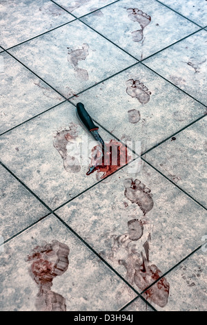 Piede sanguinante stampe e un coltello in una pozza di sangue su un pavimento del bagno Foto Stock