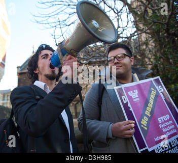 Università di Cambridge, UK. 19 feb 2013. Marine Le Pen parla al Cambridge Unione società oggi attirare una protesta degli studenti con molti girando di mostrare loro disaprovel che il leader della Francia è di estrema destra partito nazionale è stato dato alla piattaforma di intervenire al dibattito. Foto Stock