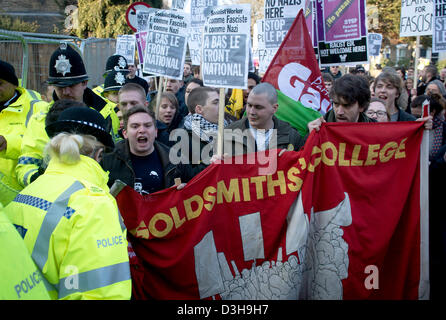 Università di Cambridge, UK. 19 feb 2013. Marine Le Pen parla al Cambridge Unione società oggi attirare una protesta degli studenti con molti girando di mostrare loro disaprovel che il leader della Francia è di estrema destra partito nazionale è stato dato alla piattaforma di intervenire al dibattito. Foto Stock