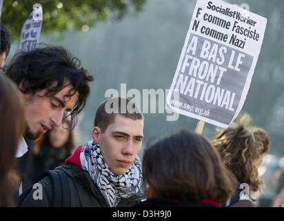 Università di Cambridge, UK. 19 feb 2013. Marine Le Pen parla al Cambridge Unione società oggi attirare una protesta degli studenti con molti girando di mostrare loro disaprovel che il leader della Francia è di estrema destra partito nazionale è stato dato alla piattaforma di intervenire al dibattito. Foto Stock