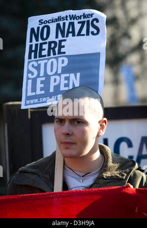 Università di Cambridge, UK. 19 feb 2013. Marine Le Pen parla al Cambridge Unione società oggi attirare una protesta degli studenti con molti girando di mostrare loro disaprovel che il leader della Francia è di estrema destra partito nazionale è stato dato alla piattaforma di intervenire al dibattito. Foto Stock