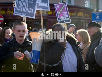 Università di Cambridge, UK. 19 feb 2013. Marine Le Pen parla al Cambridge Unione società oggi attirare una protesta degli studenti con molti girando di mostrare loro disaprovel che il leader della Francia è di estrema destra partito nazionale è stato dato alla piattaforma di intervenire al dibattito. Foto Stock