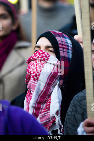 Università di Cambridge, UK. 19 feb 2013. Marine Le Pen parla al Cambridge Unione società oggi attirare una protesta degli studenti con molti girando di mostrare loro disaprovel che il leader della Francia è di estrema destra partito nazionale è stato dato alla piattaforma di intervenire al dibattito. Foto Stock