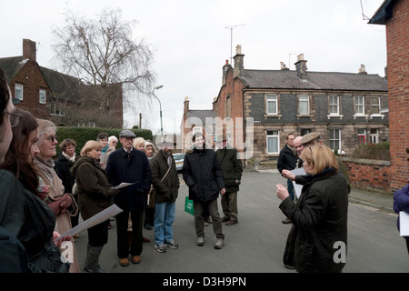 Gruppo di visitatori e guida turistica ai Giardini Charles Darwin visita guidata al Monte di Shrewsbury Shropshire Inghilterra Regno Unito KATHY DEWITT Foto Stock