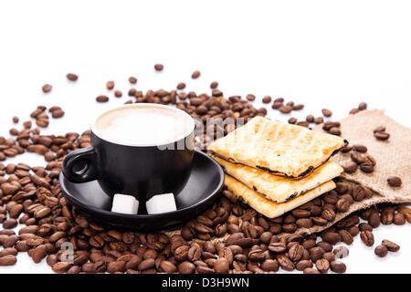 Il caffè con i chicchi di caffè e biscotti isolato su bianco Foto Stock