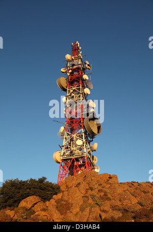 Torre di comunicazione sulla cima di una montagna Foto Stock