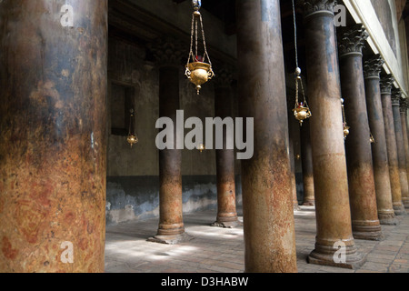 Interno della chiesa della Natività di Betlemme, Territori palestinesi. Foto Stock