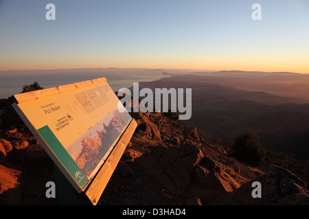 Vista verso Gibilterra e Africa da Pico Reales - una montagna vicino a Estepona, Andalusia, Spagna Foto Stock