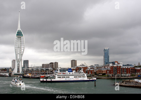 La Spinnaker Tower, Gunwharf Quays e Portsmouth's Historic Dockyard visto dal traghetto per l'Isola di Wight Foto Stock