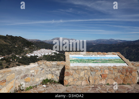 Villaggio Algatocin e Sierra Bermeja montagne vista dal Mirador del Genal, Andalusia Spagna Foto Stock