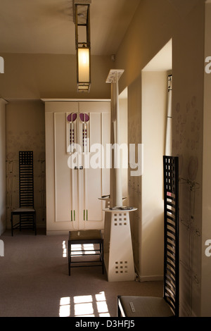 Una camera da letto in Hill House progettata da Charles Rennie Mackintosh e costruito per Walter Blackie in Helensburgh, in Scozia Foto Stock