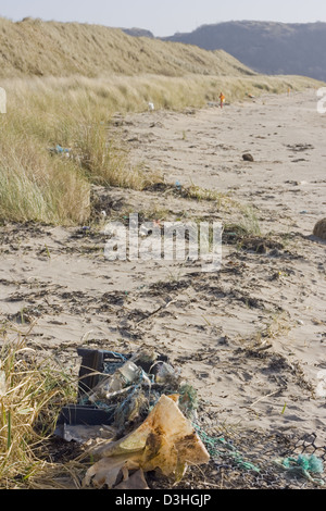 Rifiuti su una spiaggia Foto Stock