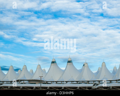 Aeroporto Internazionale di Denver al tramonto con il cielo nuvoloso. Foto Stock