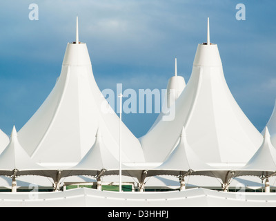 Aeroporto Internazionale di Denver al tramonto con il cielo nuvoloso. Foto Stock