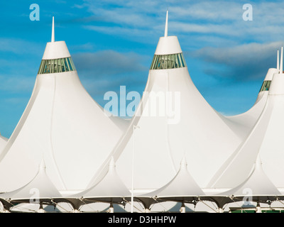 Aeroporto Internazionale di Denver al tramonto con il cielo nuvoloso. Foto Stock